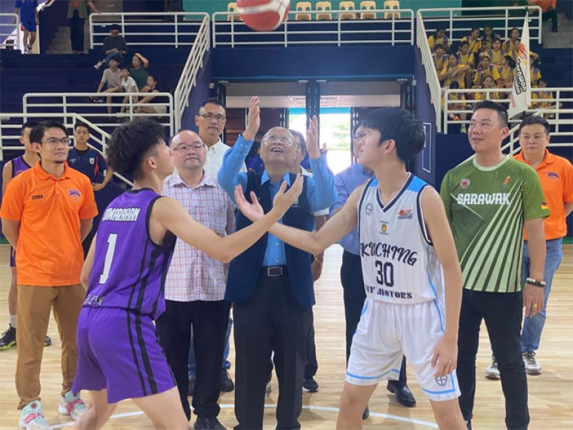 彼得米诺斯（前排中）为2024年第十届全砂15岁及以下中童男女篮球锦标赛主持开球礼。