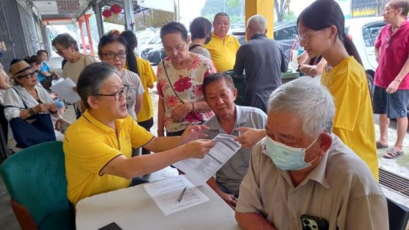 薛华东（左）领导的东哥团队积极为社区人民提供服务。