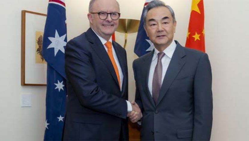 王毅指中澳关系已回正轨，澳洲总理期待李强到访。