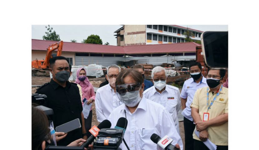 砂首长拿督巴丁宜阿邦佐哈里接受媒体访问。