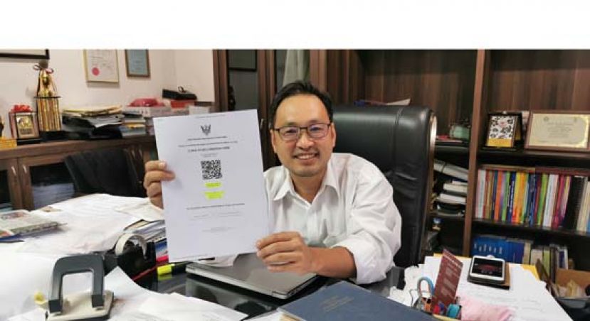 张健仁出示从沙巴返砂的电子健康申报表。