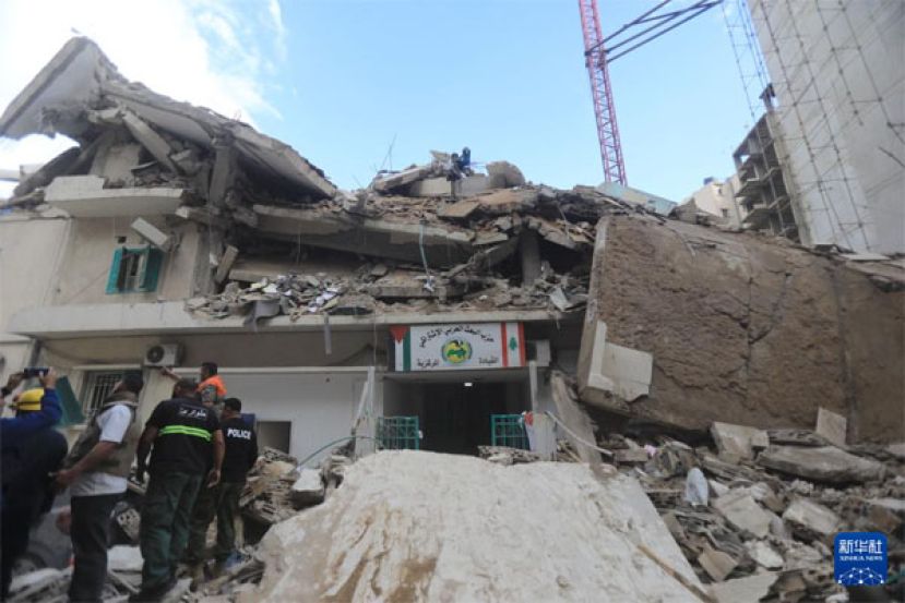 黎巴嫩贝鲁特市中心附近的巴舒拉一栋建筑遭以色列空袭倒塌。