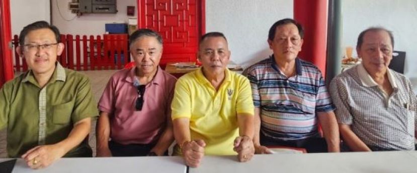 薛华东（左）与古晋老巴刹民众联谊会会长甲必丹林传政（中）及理事合影；右起为孙守生、林顺理；左2是冯裕邦。