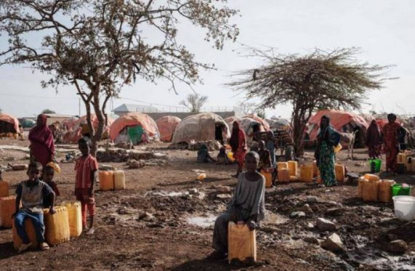 @ 索马利亚的饥荒又一次更迫在眉睫，图为今年2月，索国拜多亚营区许多流离失所者带著容器等著供水。