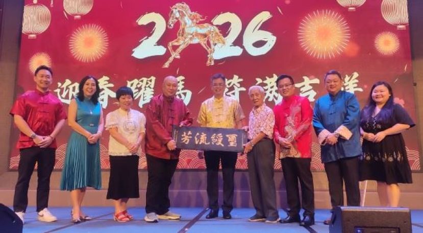 在众理事及嘉宾的见证下， 符氏宗亲会会长符国利代表柔佛符氏宗亲会移交族长奖牌匾予创会永久名誉会长兼发起人符气元时影。