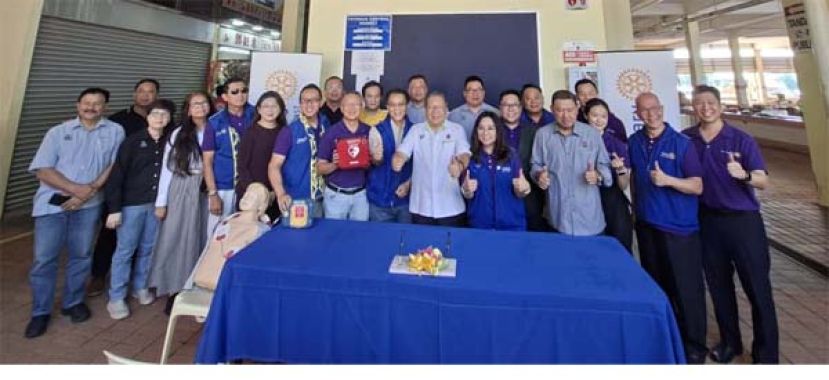 古晋中央扶轮社移交AED予毕打拿菜市场仪式上的一张大合照。
