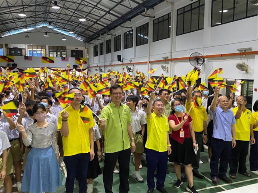 砂副总理兼石角区议员拿督斯里沈桂贤（中）在石角民立中学与全体师生挥动砂拉越旗帜。