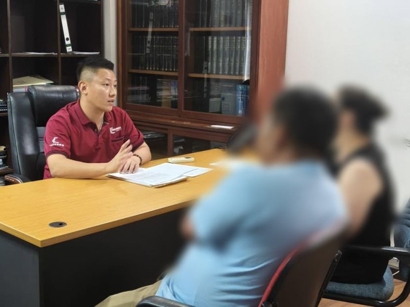砂行动党国州议员张健仁特别助理沈杰龙在律师事务所接见事主，了解实际情况。