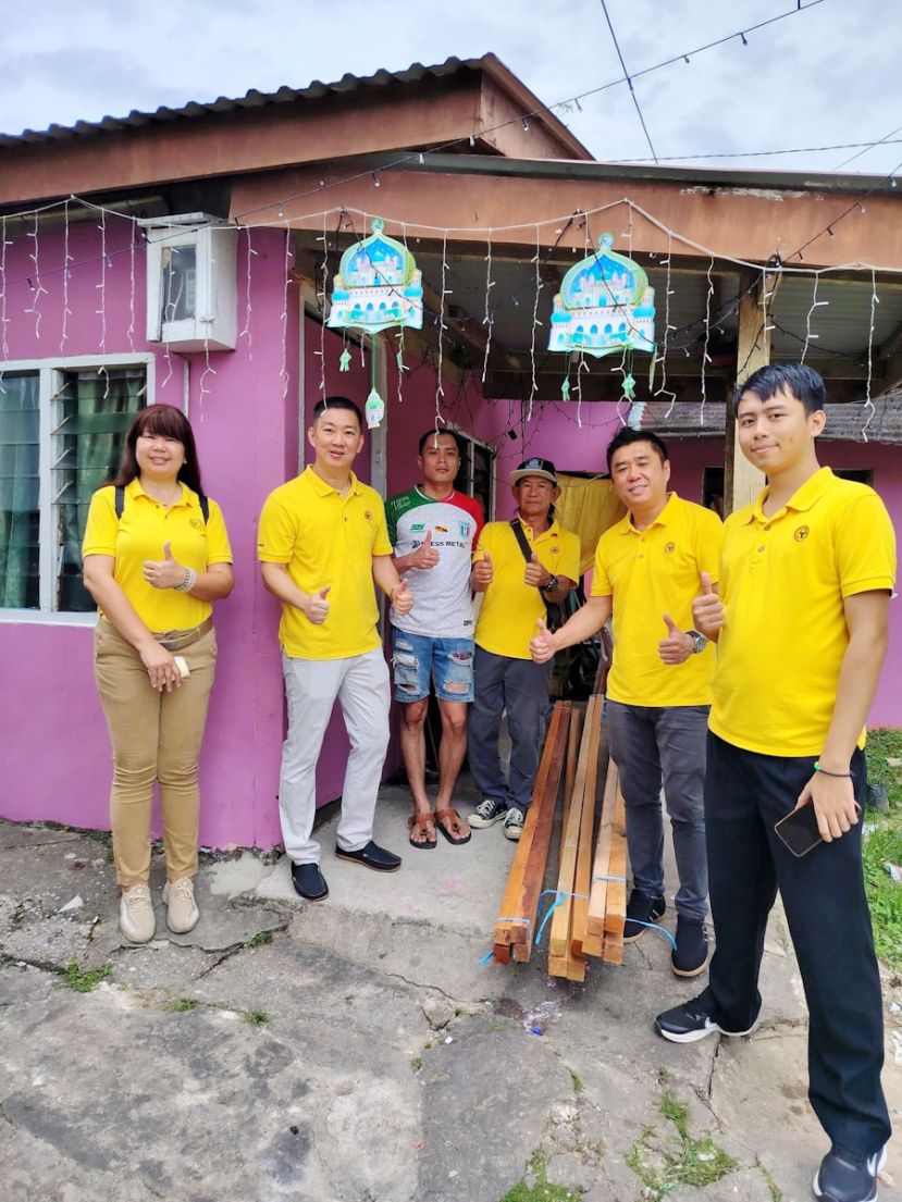 人联党石隆门支部主席张毓伦（左二）与团队代表支部移交捐赠的建材，以协助家庭扩建住屋改善居住环境，改善居住环境。右起为党员马特力、县议员黄展辉及党员沙比利；左为县议员温纡燕。