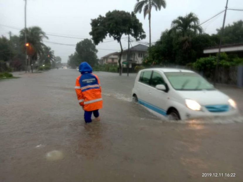 达闽达雅道路水淹半尺。