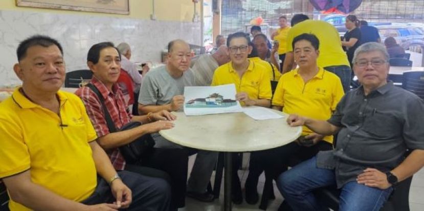 黄国远（左3起）与薛华东展示砂同心善堂策划进行大装修的图纸。右起为郑李金春、许义华，左起是陈中兴、陈惠生。