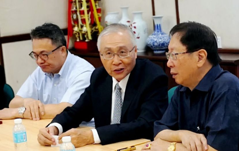 台湾侨务委员会主任秘书张良民(中)及台湾岭东科技大学校长赵志扬博士（左）到诗巫访问，与砂拉越董总主席天猛公拿督刘利民交流。