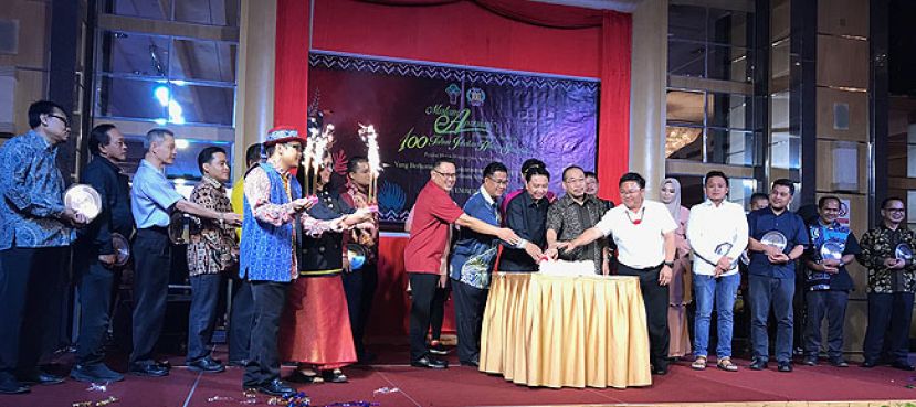 砂森林局配合成立100周年纪念，在美里举办北砂区感恩晚宴。图为砂森林局官员与合作伙伴共切100周年纪念蛋糕。