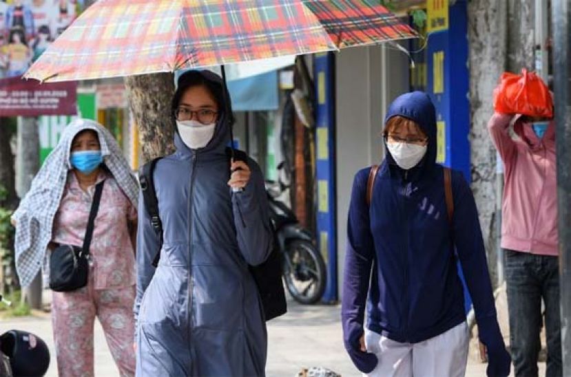 越南比去年更酷热，一些地区一度飙升40&deg;。图为河内民众在大热天行走。