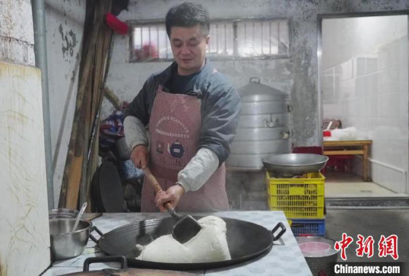 曾令华在炒浆。