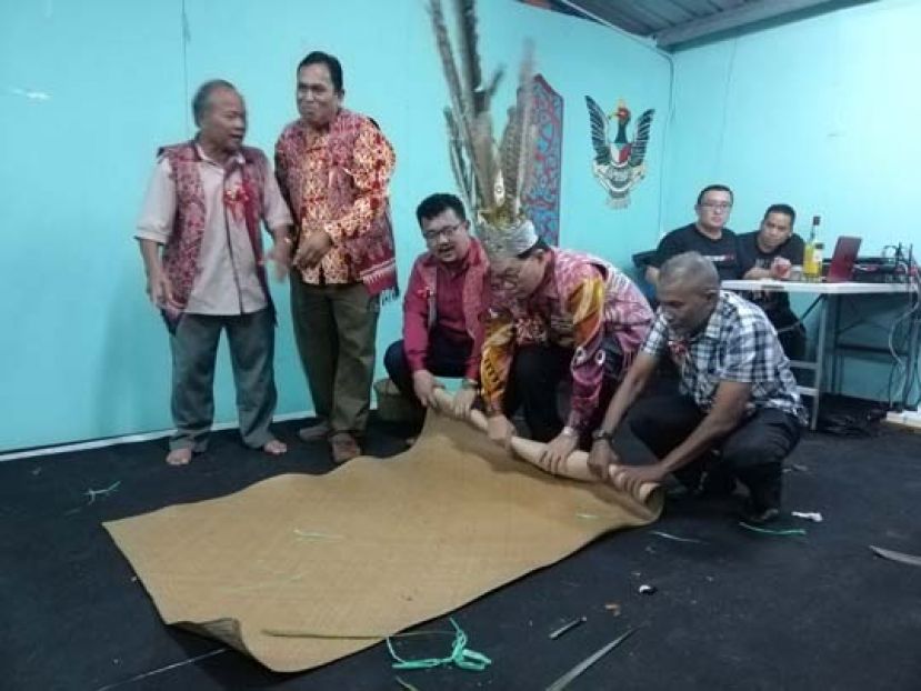 吴标生受邀主持达雅节卷席仪式。