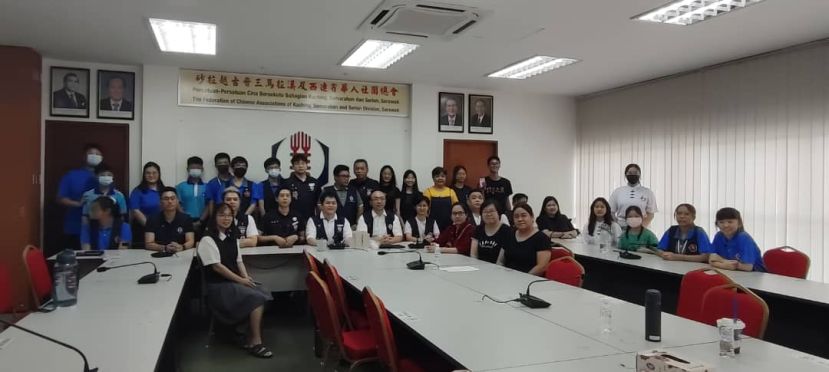 出席由晋汉连省华总青年团团长郑国栋市议员（前排右五）所主持的《2025全砂族魂文化之夜2.0》新闻发布会之合影。