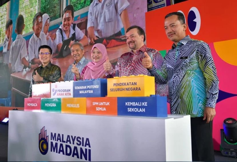 财政部第二部长拿督斯里阿米尔韩查A（右二）。