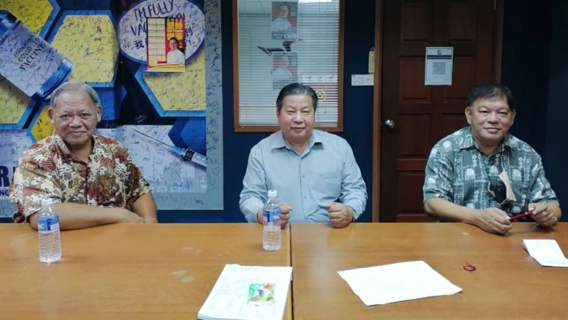 砂医总会长江宗兴（中）会务顾问陈中兴（右）同以诺松岭协会负责人梁毅坚（左）交流。