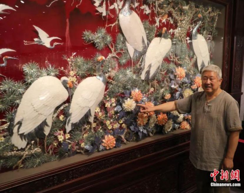 金阿山介绍贝雕作品。