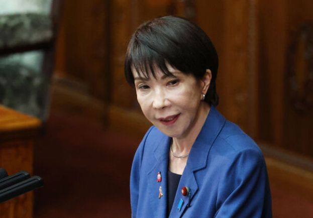 日本首相高市早苗。小图为中国外交部连发6海报警告高市早苗。