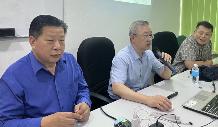 砂医总会长江宗兴（左）同中国安徽中医药大学教授陈朝晖交流；右为该会医学博士研究生林德强。