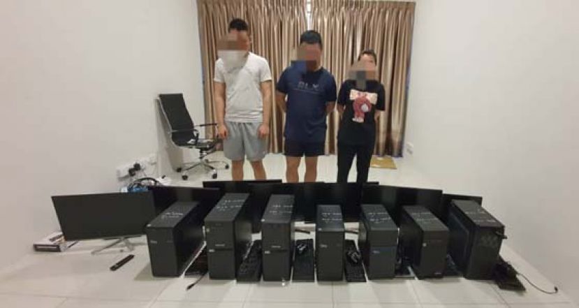 警方突击网络赌博呼叫中心，逮捕3嫌犯，充公电脑器材。