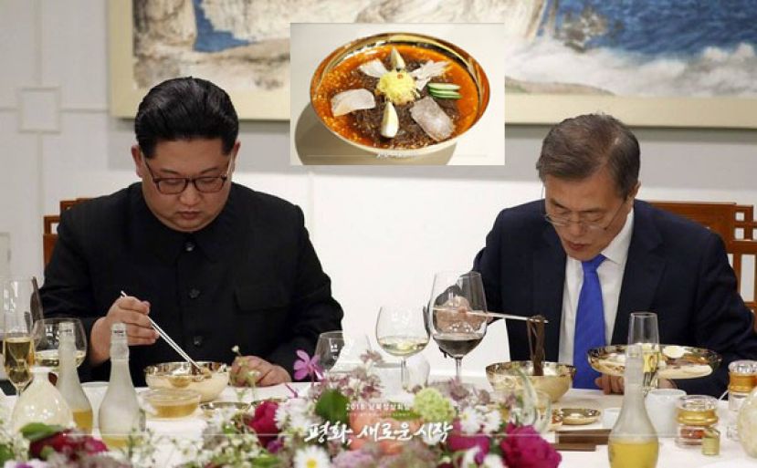 朝鲜在2次的文金会上，款待时任韩国总统文在寅享用&ldquo;平壤冷面&rdquo;。小图为朝鲜2018年甚至带著制面机到板门店，打造出源自玉流馆的平壤冷面。