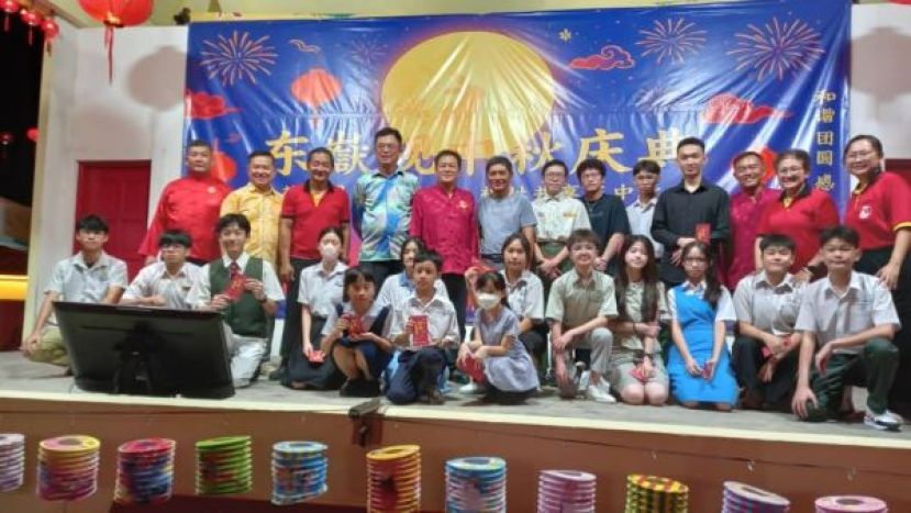 古晋东嶽观主席方文祥太平局绅（第二排左5）与主宾巴达旺市议会主席陈开（左4）及该观理事与获奖学子们合影。