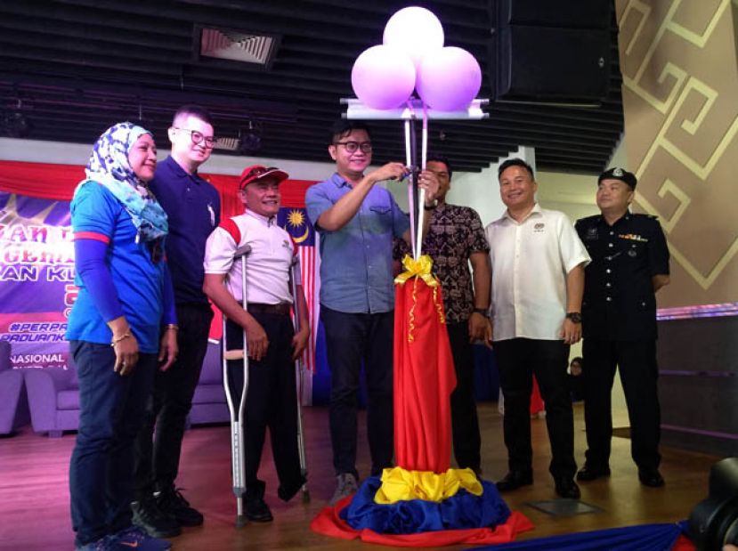 黄庆伟为团结远征活动主持闭幕礼。 