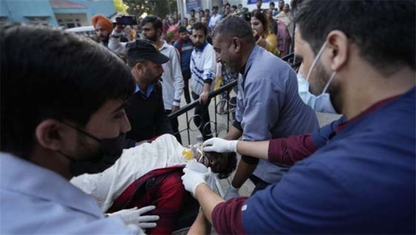 印度克什米尔巴士坠入山谷，至少37人丧生。