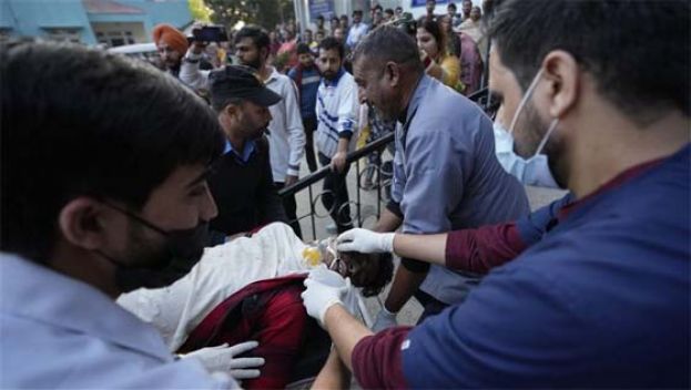 印度克什米尔巴士坠入山谷，至少37人丧生。