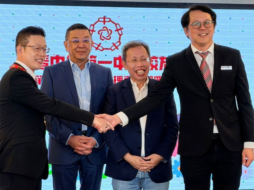 在副总理拿督阿玛沈桂贤医生（右2）及中中校董会主席拿督斯里黄良杰（左2）的见证下，卸任会长黄廉欢（右1）移交职权予新任会长李嘉浩（左1）。
