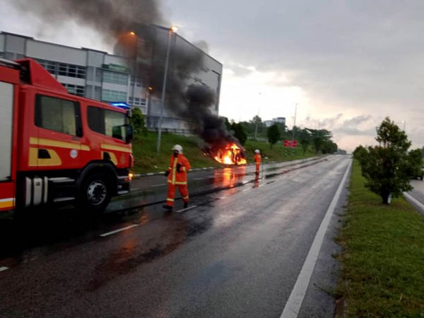 轿车失控翻覆起火，消拯人员赶赴灭火。