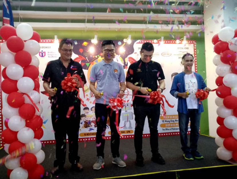 浮罗岸区议员黄庆伟（左二）、古晋区国会议员俞利文（左三）等为2019浮罗岸开心假期嘉年华&rdquo;主持剪彩开幕。