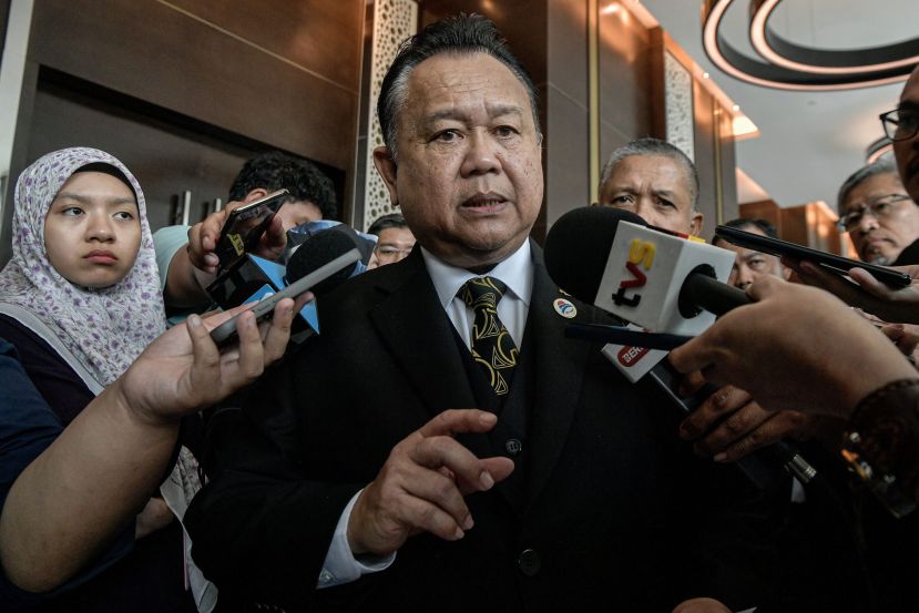 工程部长亚历山大明日任企业发展及合作社部长的职务