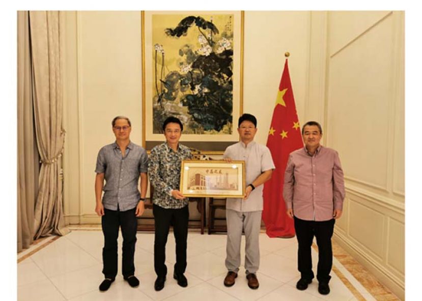 丹斯里戴良业（左二）赠送纪念品予白天大使（右二），左为林顺发先生，右是拿督陈镇明。