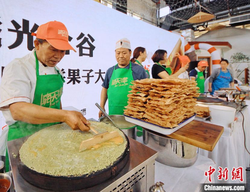 天津第二届煎饼果子大赛，赛事以煎饼果子的传承与创新为着力点，吸引了天津20家著名煎饼果子代表参赛。