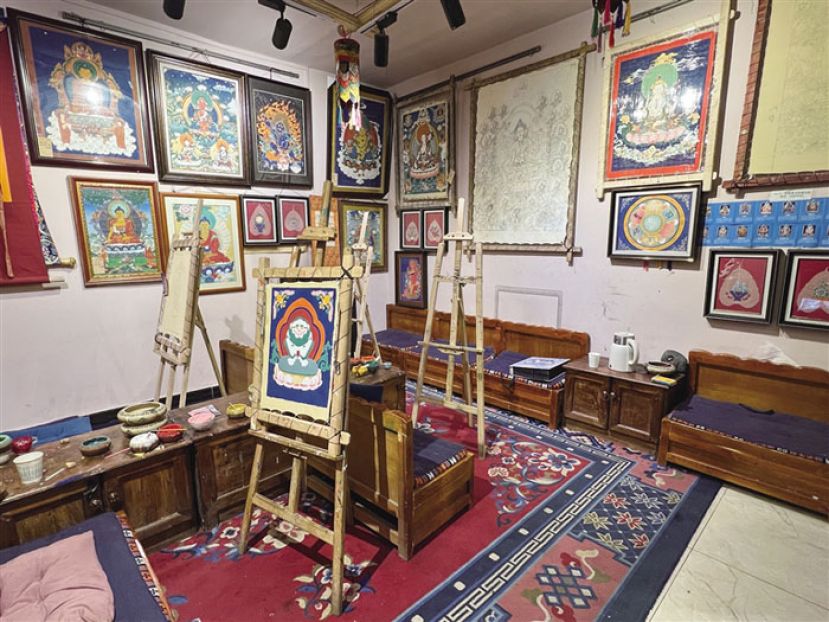 唐卡非遗文创体验馆中的唐卡画室。