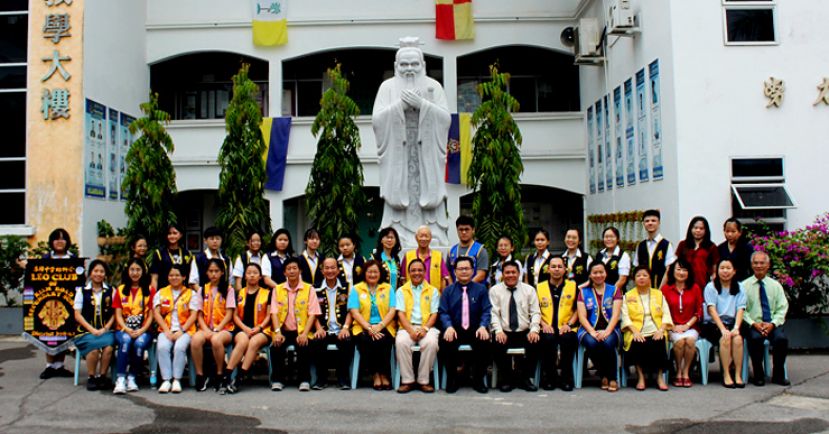 4名台湾靑少年访问廉中时，与廉中幼狮会成员和师长合影。