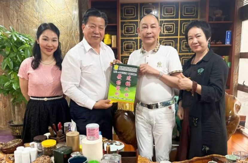 砂医总会长江宗兴（左2）赠锦旗予南京同仁堂东泰店董事长陈伟；左右别分为南京同仁堂总经理吴施渔及深圳天心健康管理有限公司董事长丁敏茹。