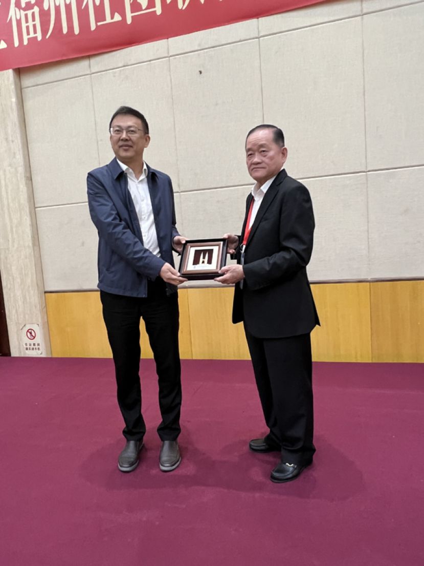 马来西亚福州十邑考察访问团总领导兼马福总会长拿督斯里刘为强太平局绅（右）赠送纪念品于屏南县委常委兼统战部部长陈传旺（左）。