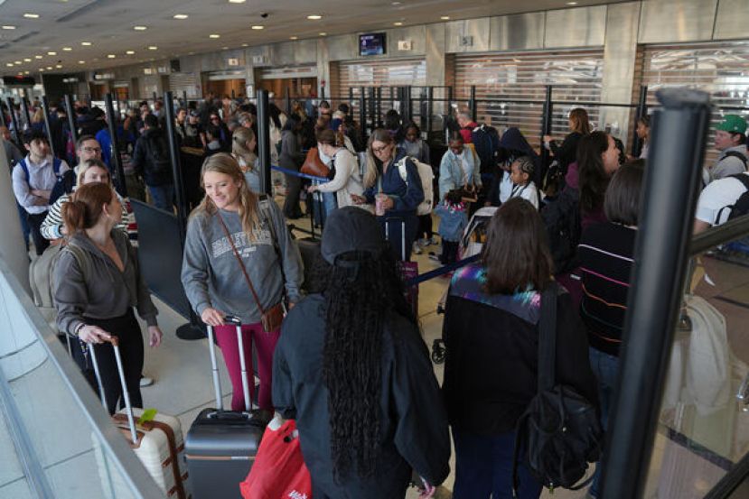 费城国际机场安检队伍大排长龙。