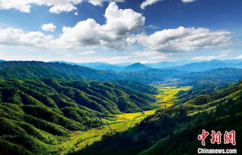 周宁县绵延青山美景。