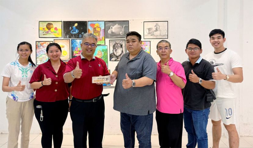 会长丘国宾（中)移交餐券给母校官晨阳校长(左三）邀请母校在职师长出席晚宴，（左一）母校联课莫静瑶主任，（左二）校友会财政陈凯雯，（右三）校友会秘书杨力竞。