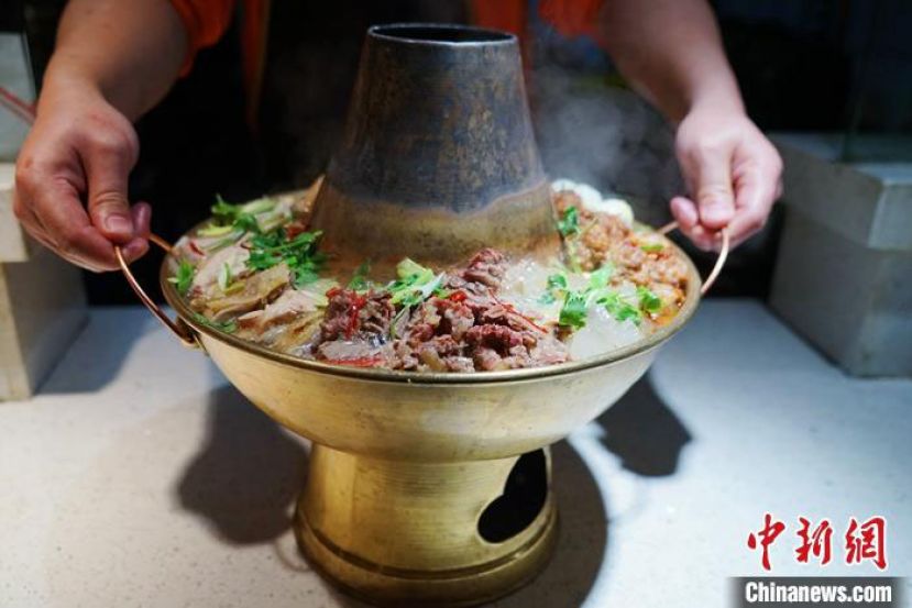 青海西宁，厨师展示土火锅。