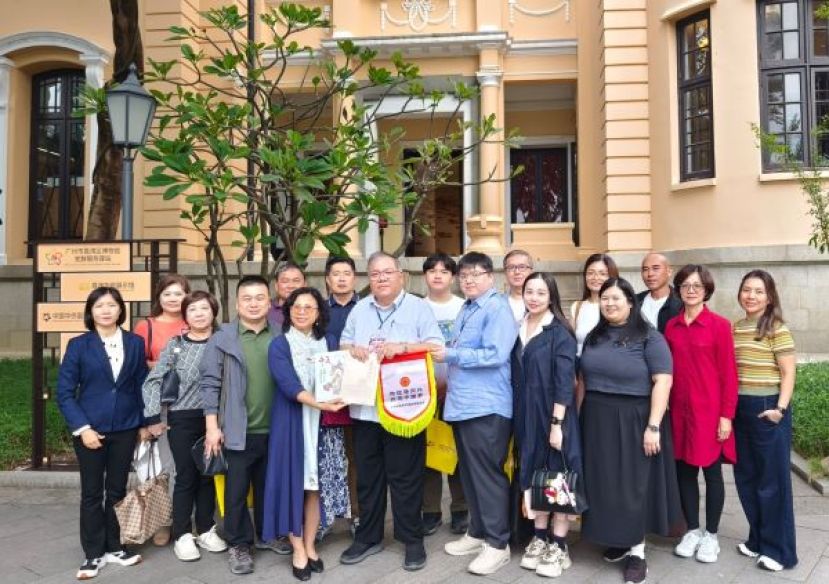 荔湾区侨联主席卜智群（左四）向马来西亚砂拉越教育文化代表团团长拿督黄国辉（右六）赠送纪念品，寓意侨谊长存、文化交流不断。