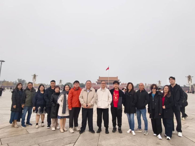 马来西亚中友会与砂拉越中国友好协会联合组团的中国教育文化代表团员们于天安门广场大合照，左一起为古晋中友会办公室主任李爱莲、古晋中友会教育主任吴泽源、古晋漳泉公会秘书长张艾怡、拿督黄国辉助理许宝敦、黄文彬集团董事黄爱珠、黄奕韬夫人陈星潓、黄文彬集团董事黄奕韬、团长拿督黄国辉与古晋中华总商会青商团团长黄福庆 。
