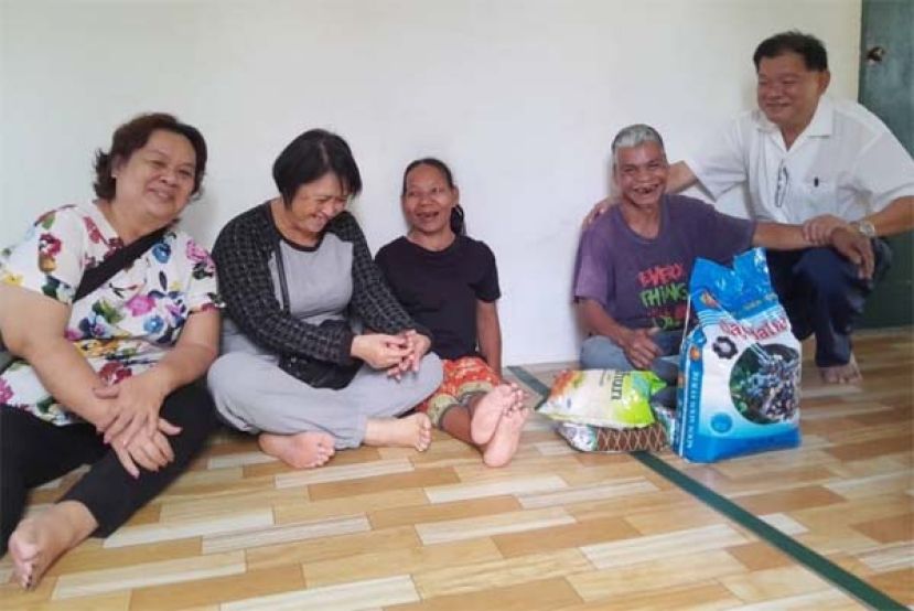 正康爱心团队钟其每医师（左2）及陈中兴医师送食品予一户贫苦家庭及为夫妇俩做义诊。左为奥琳比亚女士。