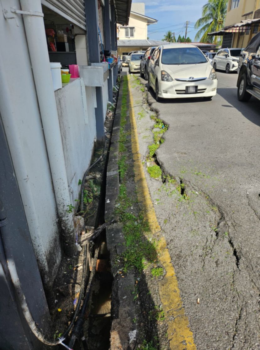 古晋Lucky 313咖啡馆旁道路严重塌陷 民众投诉逾年无果引发关注